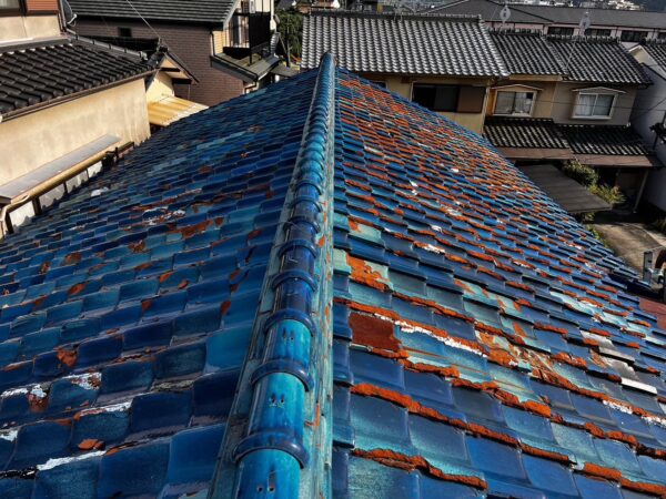 京都市にて屋根修理　陶器瓦 からガルバリウム鋼板へ葺き替えの施工前写真