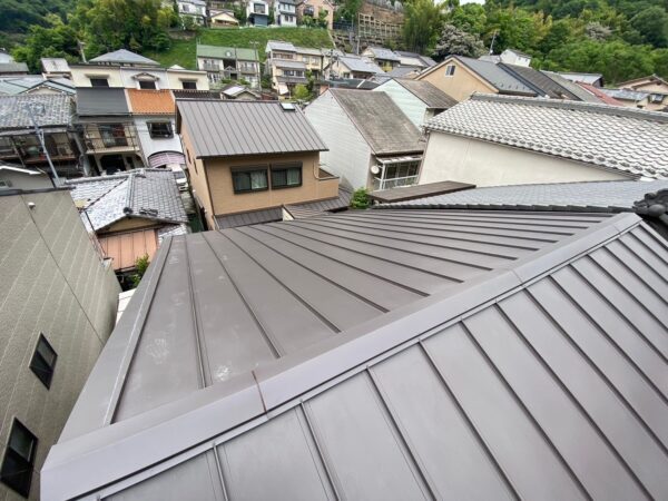 京都市にて屋根修理　いぶし瓦からガルバリウム鋼板へ葺き替え工事の施工後写真