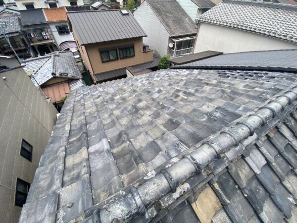 京都市にて屋根修理　いぶし瓦からガルバリウム鋼板へ葺き替え工事の施工前写真