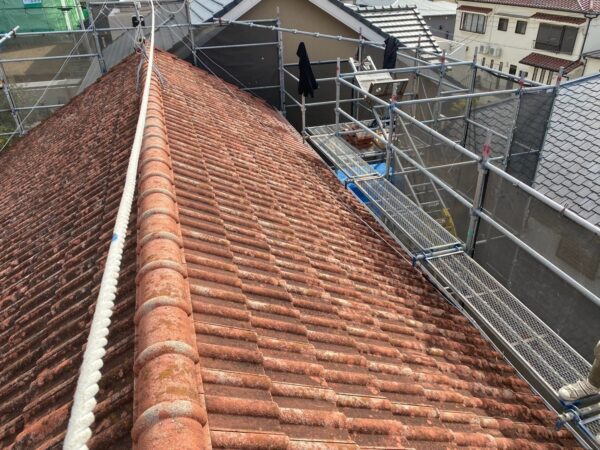 宇治市にて屋根修理＜モニエル瓦からスーパーガルテクトへ葺き替え工事＞の施工前写真