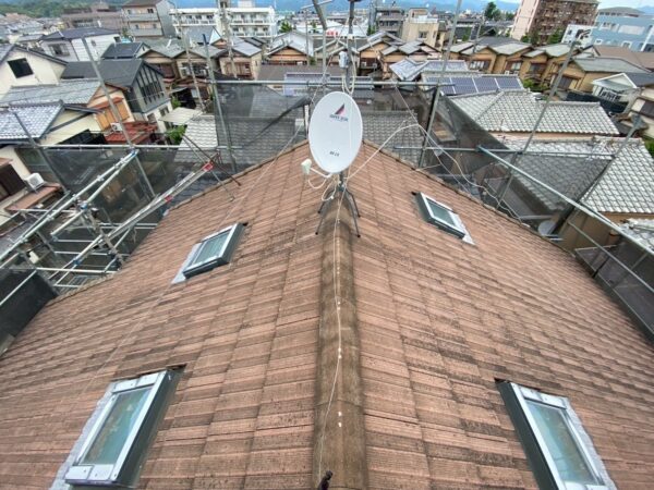 京都市右京区にて屋根修理・葺き替え工事〈セメント瓦から金属屋根への屋根軽量化工事〉の施工前写真