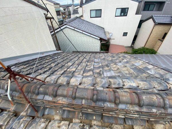 京都市右京区にて雨漏り修理・屋根修理〈瓦からガルバリウム鋼板への葺き替え工事〉の施工前写真