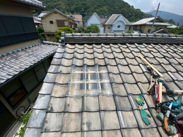 京都市右京区にて瓦屋根のガラス瓦設置工事の施工後写真