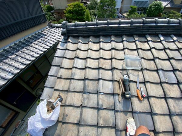 京都市右京区にて瓦屋根のガラス瓦設置工事の施工前写真