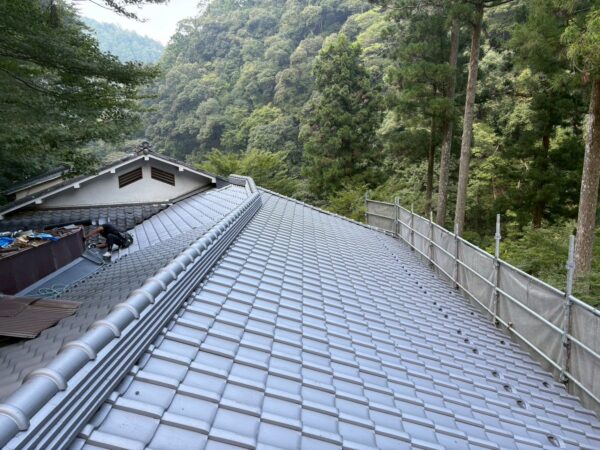 京都市右京区にて雨漏り修理・屋根修理〈瓦から瓦への葺き替え工事〉の施工後写真