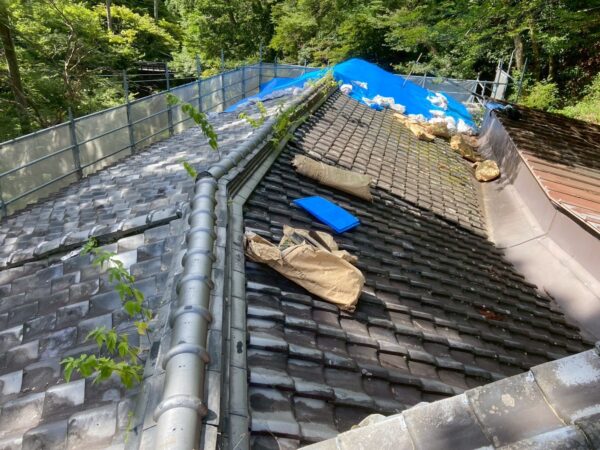 京都市右京区にて雨漏り修理・屋根修理〈瓦から瓦への葺き替え工事〉の施工前写真