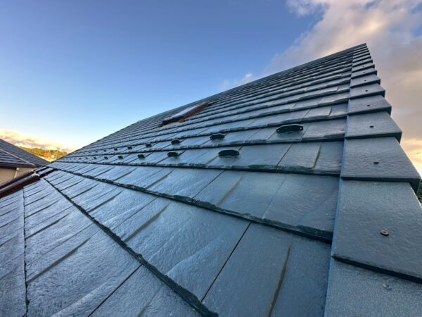 塗装だけでは改善されない…｜京都市右京区にて屋根修理〈カラーベストからルーガ鉄平に葺き替え工事〉の施工後写真