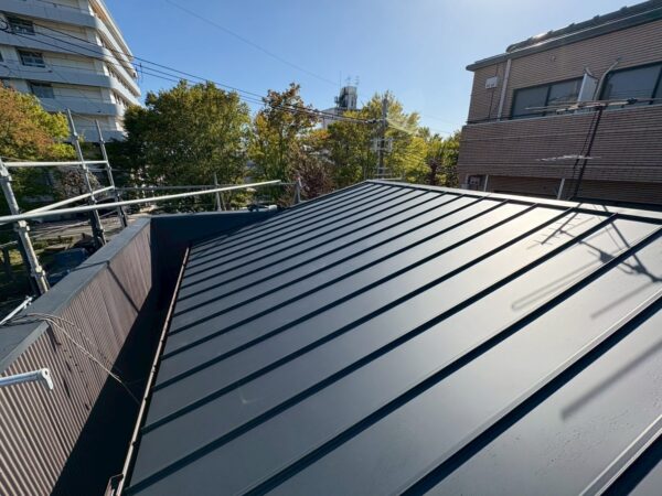 瓦屋根から雨漏り…｜京都市右京区にて屋根修理・雨漏り修理〈スレート屋根からガルバリウム鋼板へカバー工法〉の施工後写真