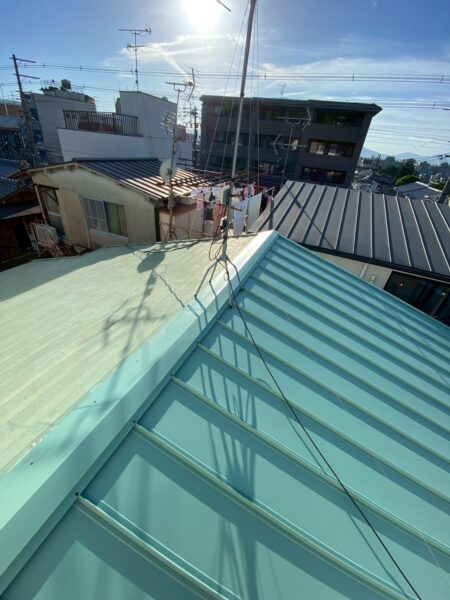 屋根から雨漏り…｜京都市右京区にて屋根修理・雨漏り修理〈ガルバリウム鋼板へ葺き替え工事〉の施工後写真