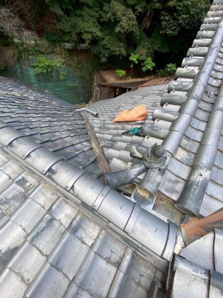 瓦屋根から雨漏り…｜京都市右京区のお寺にて屋根修理・雨漏り修理〈谷板金交換工事〉の施工前写真
