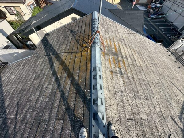 屋根のメンテナンス工事…｜京都市右京区にて屋根修理〈カラーベストからスーパーガルテクトへカバー工法〉の施工前写真