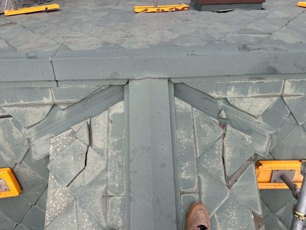 塗装だけでは改善されない…｜京都市右京区にて屋根修理〈カラーベストからルーガ鉄平に葺き替え工事〉の施工前写真