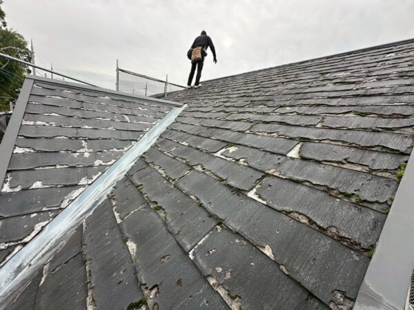 京都市右京区にて築20年のご住宅を屋根修理〈カラーベストからカラーベストへ葺き替え工事〉の施工前写真