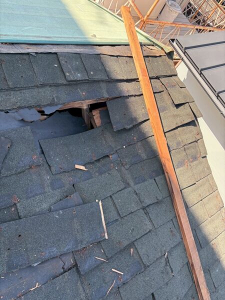 屋根から雨漏り…｜京都市右京区にて屋根修理・雨漏り修理〈ガルバリウム鋼板へ葺き替え工事〉の施工前写真