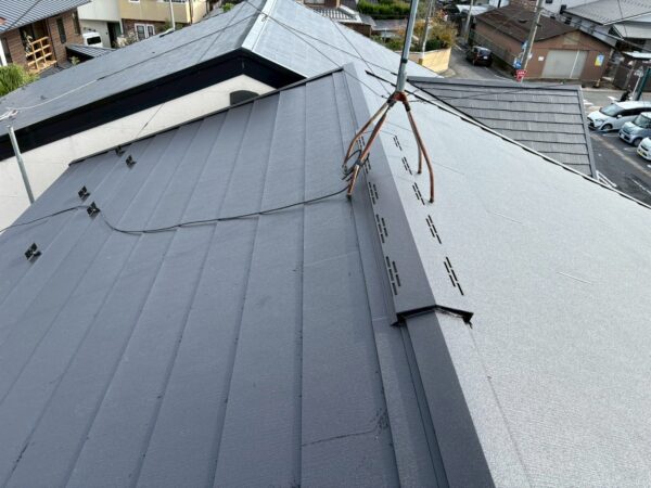 屋根のメンテナンス工事…｜京都市右京区にて屋根修理〈カラーベストからスーパーガルテクトへカバー工法〉の施工後写真