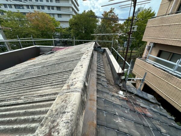 瓦屋根から雨漏り…｜京都市右京区にて屋根修理・雨漏り修理〈スレート屋根からガルバリウム鋼板へカバー工法〉の施工前写真