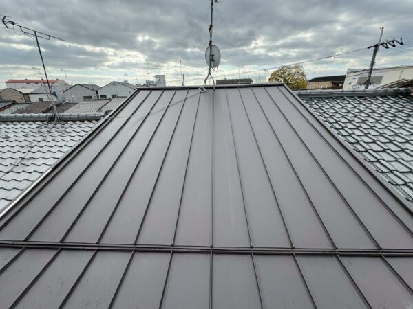 屋根から雨漏り｜京都市右京区にて雨漏り修理、屋根修理〈ガルバリウム鋼板へ葺き替え工事〉の施工後写真