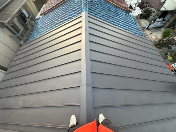 補助金を利用したい…｜京都市右京区にて屋根修理、雨漏り修理〈瓦からガルバリウム鋼板へ葺き替え工事〉の施工後写真