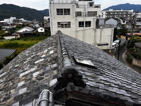 屋根から雨漏り…｜京都市右京区にて雨漏り修理、屋根修理〈いぶし瓦からいぶし瓦に葺き替え工事〉の施工前写真