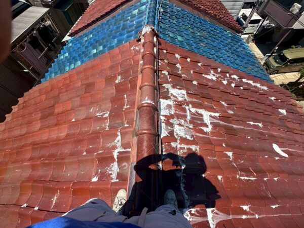 補助金を利用したい…｜京都市右京区にて屋根修理、雨漏り修理〈瓦からガルバリウム鋼板へ葺き替え工事〉の施工前写真