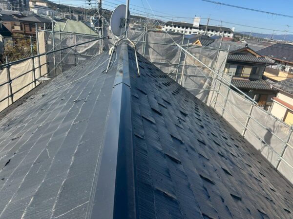 屋根材が落下してきた…｜京都市右京区にて屋根修理〈パミールからルーガに葺き替え工事〉の施工前写真