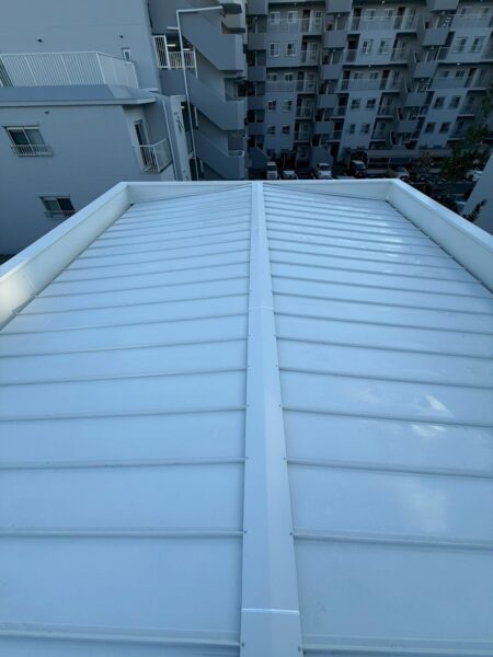 屋根から雨漏り…｜京都市右京区にて屋根修理・雨漏り修理〈立平葺きへ葺き替え工事〉の施工後写真