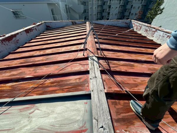 屋根から雨漏り…｜京都市右京区にて屋根修理・雨漏り修理〈立平葺きへ葺き替え工事〉の施工前写真