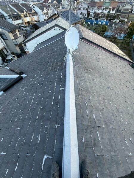 屋根材の破損…｜京都市右京区にて屋根修理〈カラーベストからスーパーガルテクトへカバー工法〉の施工前写真