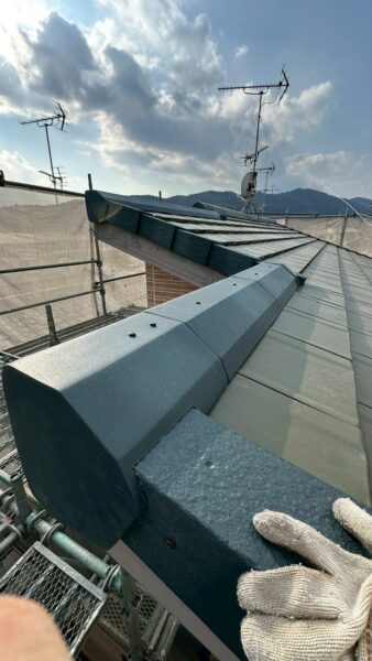 屋根端部の板金が浮いている…｜京都市右京区にて屋根修理　ケラバ水切り交換工事の施工後写真