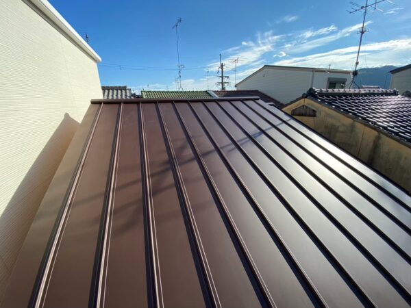 屋根を軽量化したい…｜京都市右京区にて屋根修理【瓦葺きからガルバリウム鋼板に葺き替え工事】の施工後写真