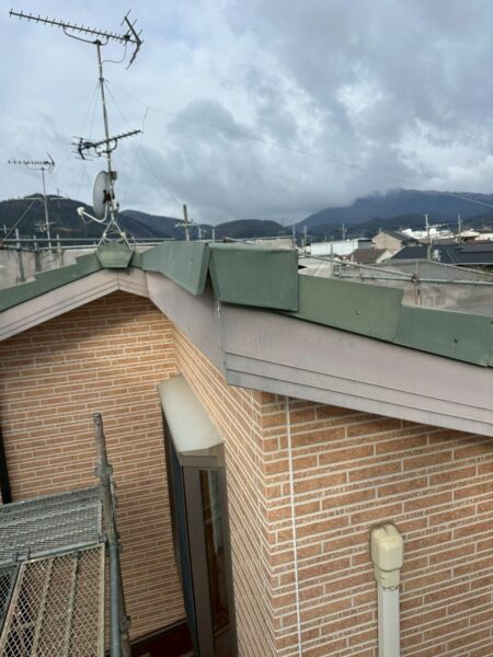 屋根端部の板金が浮いている…｜京都市右京区にて屋根修理　ケラバ水切り交換工事の施工前写真
