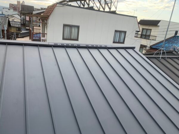 屋根の重さが心配…｜京都市右京区にて屋根修理〈補助金を使ってガルバリウム鋼板へ葺き替え工事〉の施工後写真