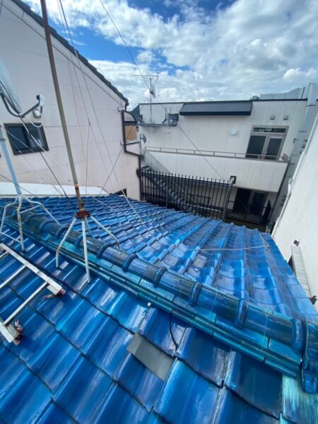 屋根から雨漏り…｜京都市右京区にて屋根修理・雨漏り修理〈平板瓦へ葺き替え工事〉の施工前写真
