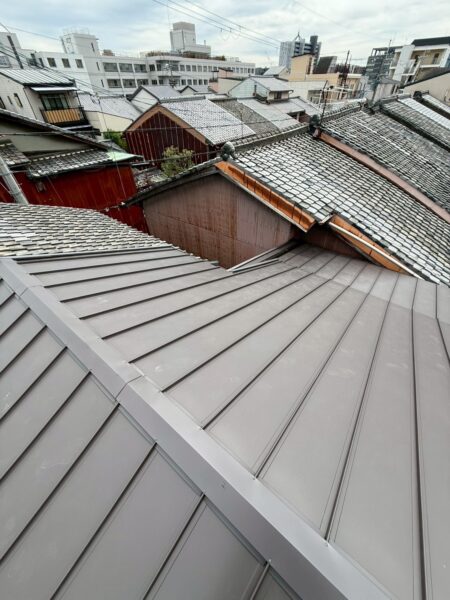 屋根から雨漏り…｜京都市右京区にて屋根修理、雨漏り修理〈瓦からガルバリウム鋼板へ葺き替え工事〉の施工後写真