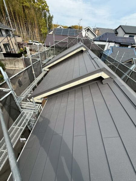 屋根材が割れている…｜京都市右京区にて屋根修理〈カラーベストからスーパーガルテクトへカバー工法〉の施工後写真