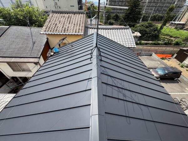 京都市右京区にて雨漏り修理・屋根修理【助成金を活用したガルバリウム鋼板へ葺き替え工事】の施工後写真