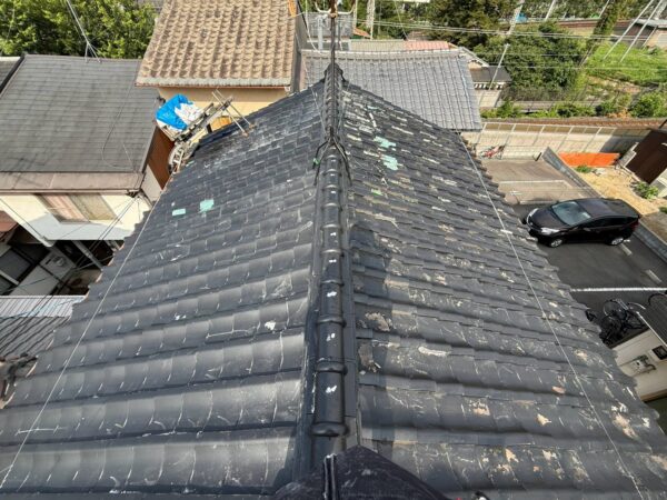 京都市右京区にて雨漏り修理・屋根修理【助成金を活用したガルバリウム鋼板へ葺き替え工事】の施工前写真