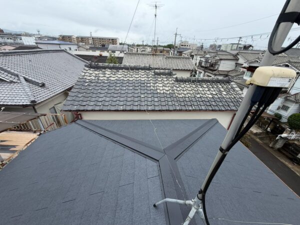 京都市右京区にて屋根から雨漏り｜築50年の瓦屋根からカラーベストへ葺き替え工事の施工後写真