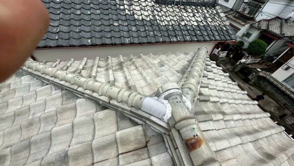 京都市右京区にて屋根から雨漏り｜築50年の瓦屋根からカラーベストへ葺き替え工事の施工前写真